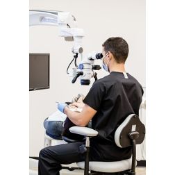 Microsurgeon chair - Стол за микроскопски подпомогната практика